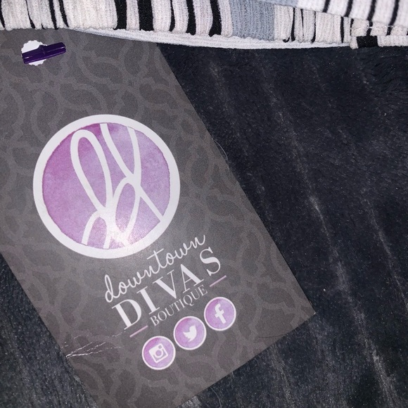 Two piece outfit perfect for summer striped white,blue and black size large - Picture 5 of 8